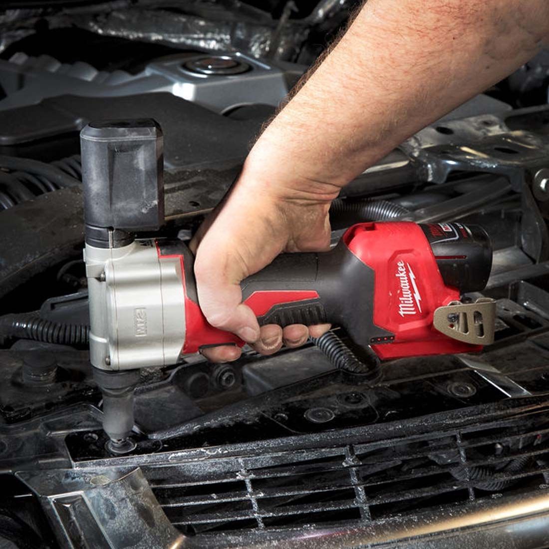 Milwaukee M12BPRT-201X M12 12V Sub Compact 20mm Rivet Gun & 2.0Ah Battery